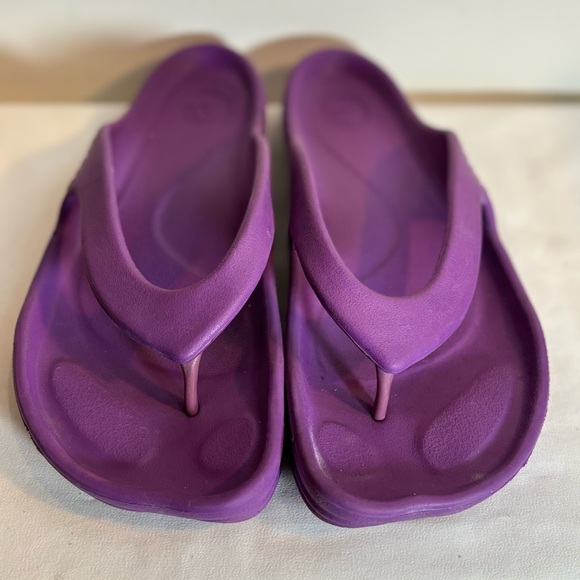 CROCS Sz 9 Almost Barefoot Slip On Flip Flop Slides Comfort Sole Sandals Shoes - Picture 2 of 9